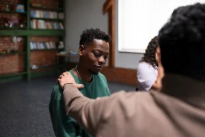 A saúde mental na escola é essencial para o aprendizado e bem-estar dos estudantes, exigindo apoio emocional e estratégias adequadas.