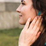 Os sintomas de perda auditiva incluem dificuldade de ouvir, zumbido e isolamento. Diagnóstico precoce é essencial para tratamento eficaz.