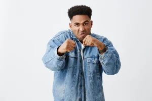 O ciúme nas relações é uma emoção universal, presente em todas as culturas e idades. Descubra por que ele surge e como lidar com esse sentimento.