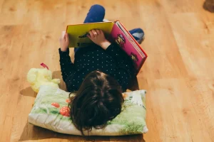 Contar histórias para crianças estimula o desenvolvimento infantil, incentiva o prazer pela leitura e fortalece a interação familiar.